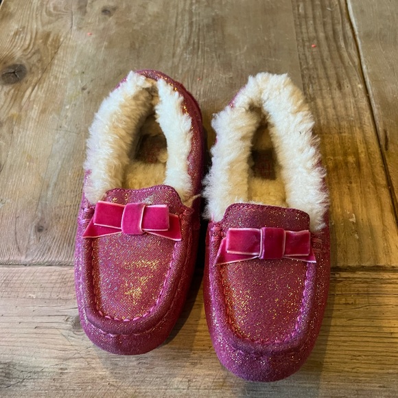 UGG Pink Fuzzy kids girl Moccasin Slippers - Picture 2 of 7
